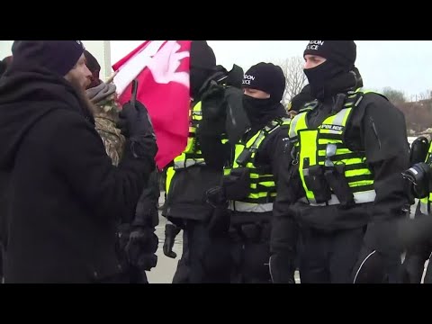 DESALOJAN de CAMIONEROS ANTIVACUNAS el puente que une CANADÁ  y  EE UU | EL PAÍS