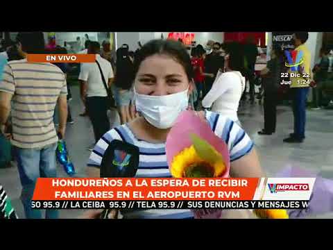 Hondureños reciben a sus seres queridos en el aeropuerto RVM