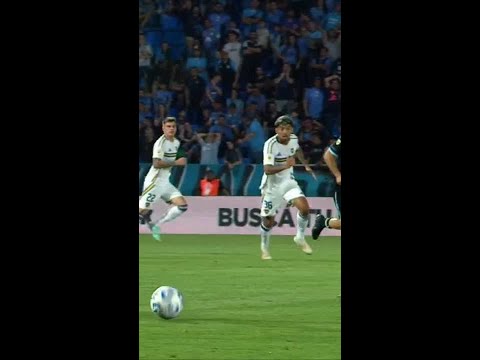 ¡CUIDADO, EDI! Cavani tropezó con la pelota y nos regaló un blooper memorable en Córdoba | #Shorts