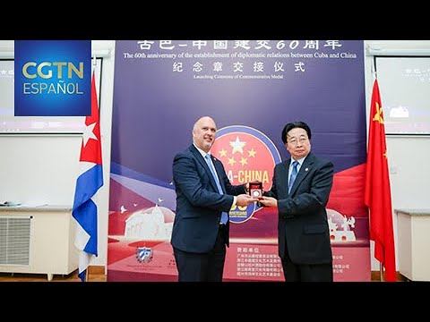Se presenta medalla conmemorativa del 60.º aniversario de relaciones diplomáticas entre China y Cuba