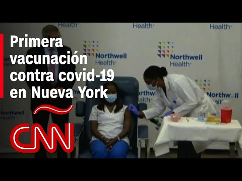 Mira a una enfermera recibir la primera vacuna contra el nuevo coronavirus en Nueva York