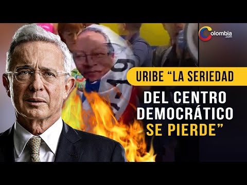 Álvaro Uribe rechazó quema de muñeco con imagen de Gustavo Petro