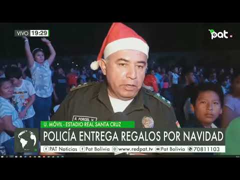 Policías entrega regalos por Navidad