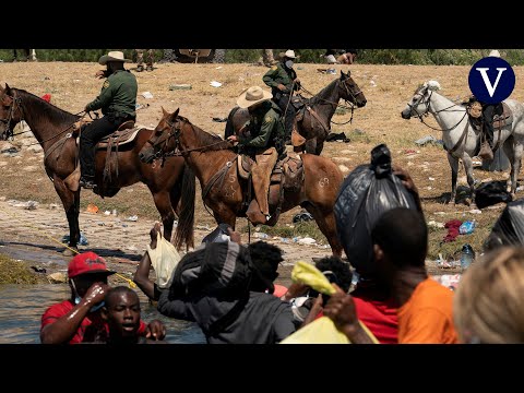 Agentes a caballo empujan a los migrantes haitianos que tratan de cruzar el Río Bravo