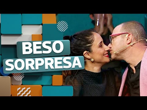 ¡COQUETOS! El sorpresivo beso entre Julián Elfenbein y Elisa Zulueta - Pasapalabra Mundial