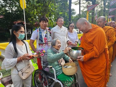 ชาวพุทธแห่ทำบุญตักบาตรเทโวที่ว