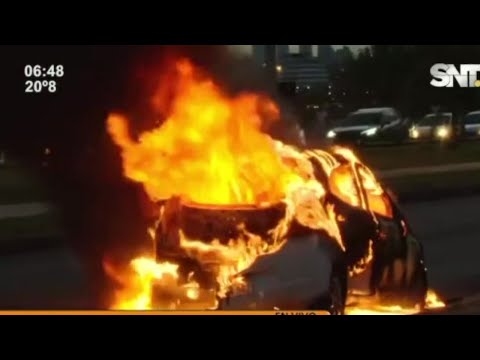 Auto se incendia en la Costanera