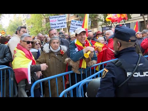 Un millar de personas se concentra frente a la sede del PSOE en Ferraz tras el acto del PP