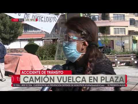 Camión se estrella en la plaza Adela Zamudio de La Paz y deja serios daños materiales