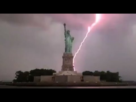 Captan impacto de rayo sobre la Estatua de la Libertad de Nueva York