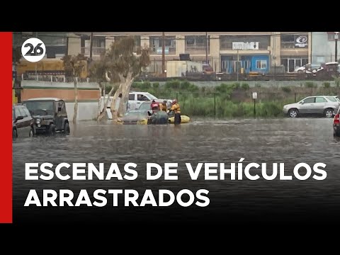 EEUU | Trabajadores y voluntarios limpian San Diego tras las terribles lluvias