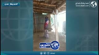 مسنة تمسك بأفعى سامة دون خوف