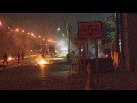 21 personas detenidas en noche de protestas: buses quemados y saqueo a distribuidora de gas