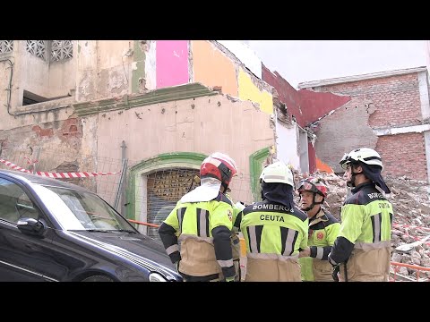 Bomberos y Policía Local actúan ante un posible derrumbe de una casa