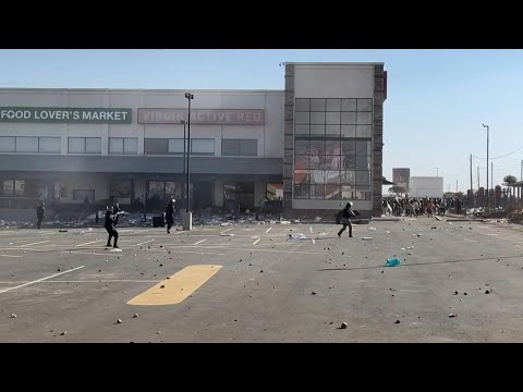 Afrique du Sud: la police tire des balles en caoutchouc pour disperser les pillards | AFP Images