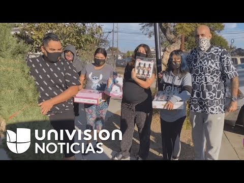 Árboles y comida: buenos samaritanos adelantan la Navidad a familias de bajos recursos en California