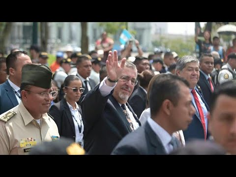 Presidente de Guatemala lleva a pie al Congreso proyecto para destituir a fiscal general | AFP