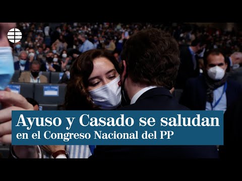 Pablo Casado e Isabel Díaz Ayuso se saludan en la segunda jornada del Congreso del PP