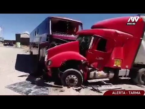 Tarma: Bus choca contra tres camiones estacionados en un grifo