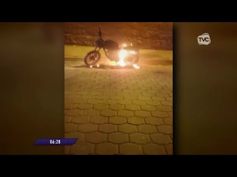 Tumbaco: ciudadanos prendieron fuego a una motocicleta tras registrarse un robo