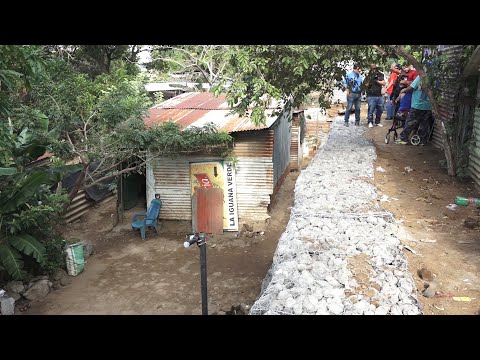 Construyen muros de gaviones para evitar derrumbes en el barrio Carlos Núñez