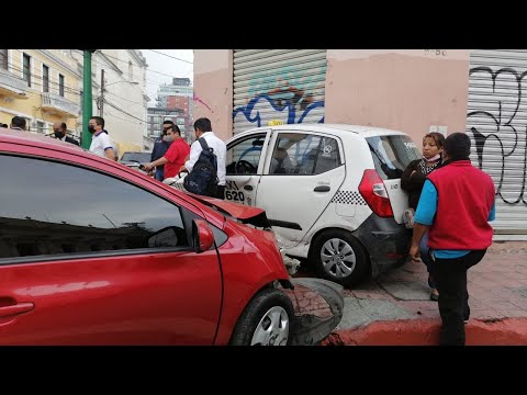 Mujer herida en fuerte colisión entre taxi y vehículo en la zona 1 capitalina