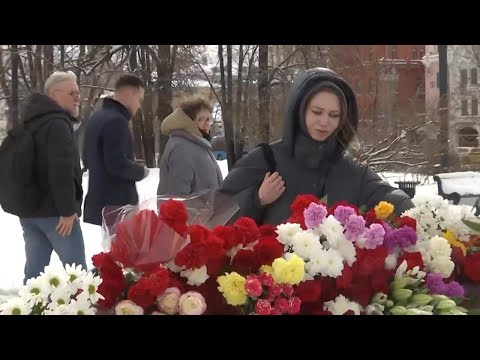 Russians continue laying flowers in honour of Navalny despite detentions