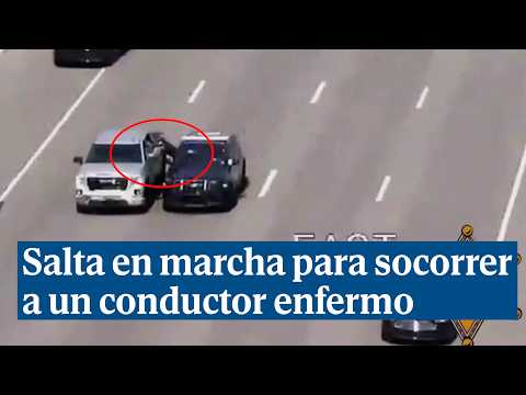 Una agente de policía salta a un coche en marcha para socorrer a un conductor enfermo