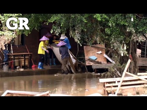 Intentan salvar sus bienes ante inundaciones