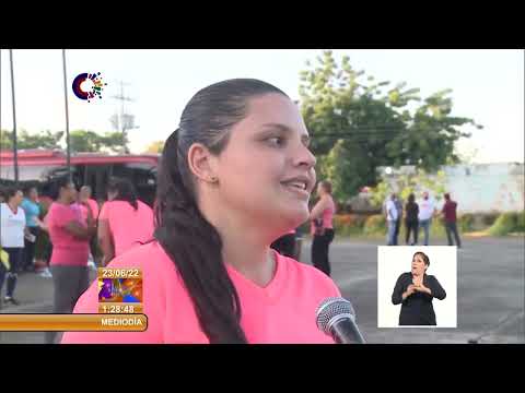 Profesor de Cuba dirige baile terapia en comunidad de Venezuela