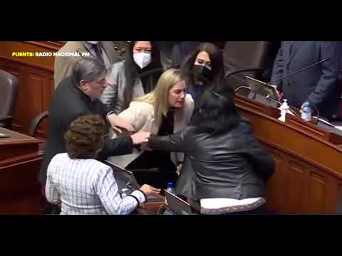 Maricarmen Alva protagoniza incidente al jalonear a la congresista Isabel Cortez durante el Pleno.