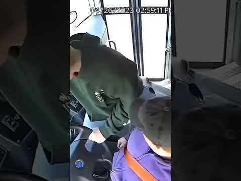 #shorts | Joven estudiante controla bus escolar tras desmayarse el conductor