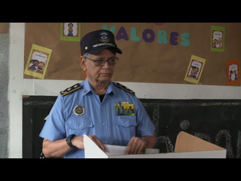 Cmdo. Gral. Francisco Díaz, director de la Policía Nacional ejerce su derecho al voto