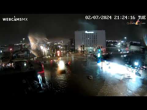 Imperdible I Automovilista queda atrapado en inundación y así lo rescatan #CiudadJuárez  ?