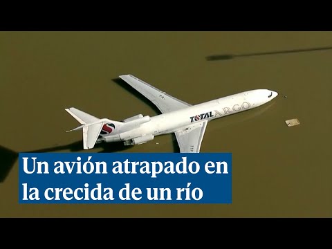 Insólita imagen de un avión atrapado por la crecida del río Guaíba en Brasil