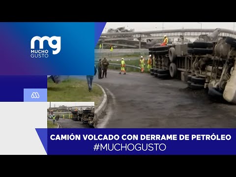 Camión volcado con derrame de petróleo en la comuna de Maipú