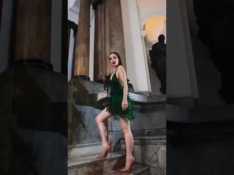Natalia Oreiro en una sesión de fotos con un vestido verde oscuro de María Gorof (2)