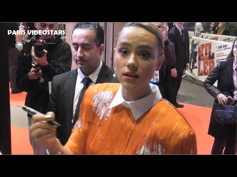 Nathalie Emmanuel with fans @ Paris 21 october 2024 avant première movie The Killer