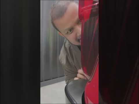 ขึ้นมาจากใต้เพื่อมางานเปิดตัว