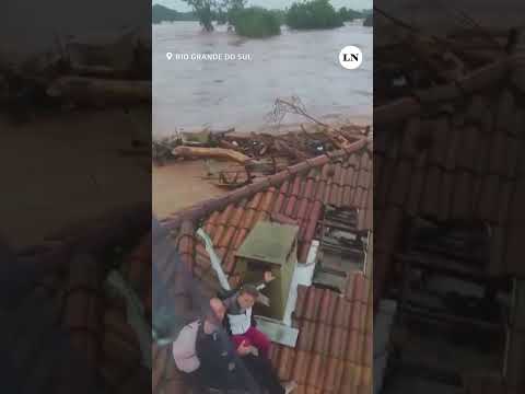 Imágenes impactantes: el rescate de una familia afectada por las inundaciones en Brasil