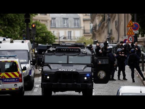 Paris : un homme retranché dans le consulat d'Iran menace de se faire exploser