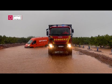 Rescates a cinco vehículos atrapados por el agua en Castellón