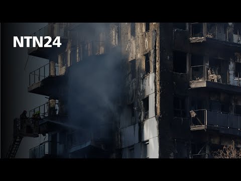 Cuerpos de rescate inspeccionan edificio incendiado en España con grúas y drones