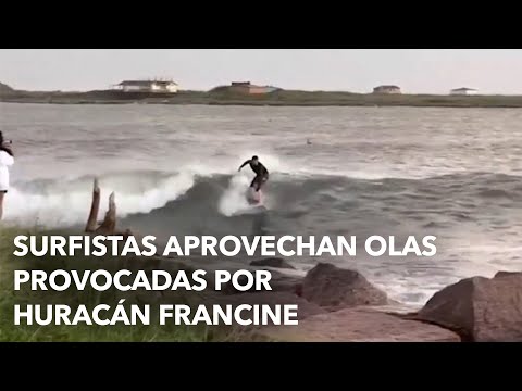 Surfistas aprovechan olas provocadas por huracán Francine