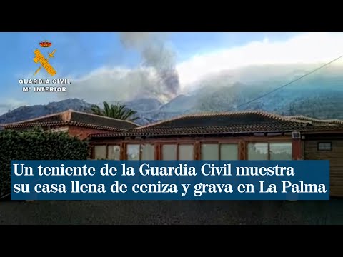 Un teniente de la Guardia Civil muestra su casa llena de ceniza y grava en La Palma