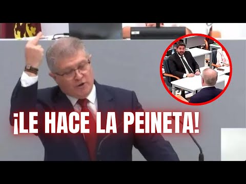 El 'estilo Óscar Puente' se instala en el Parlamento murciano: el PSOE y la peineta a López Miras