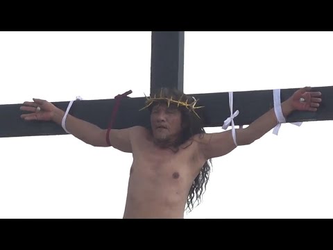 Filipino Catholics reenact crucifixion of Jesus in Good Friday tradition