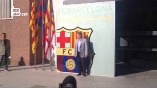 فيديو: لحظة وصول مدرب برشلونة الجديد ” تاتا ” الي النادي وسط تشجيع الجماهير