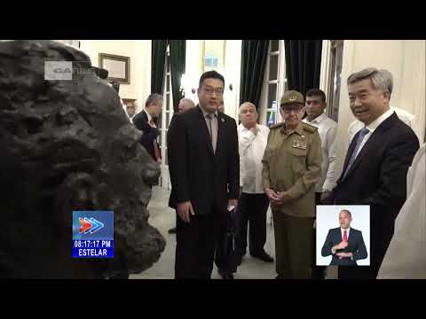 Raúl Castro acompañó a dirigente chino a un recorrido por el Centro Fidel Castro