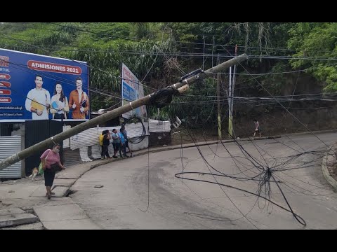 Camión derribó un poste en Mixco